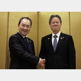 日本触媒の五嶋社長（左）と三洋化成の安藤社長（経営統合発表時＝2019年5月）／（Ｃ）共同通信社
