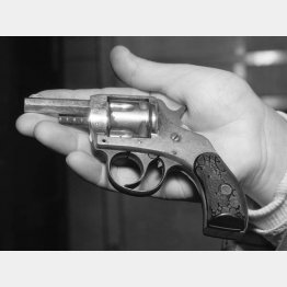 5.15事件で三上卓海海軍中尉が使用したといわれるピストル。犬養首相狙撃のピストルとして文京区内の飲食店で本富士署が押収した（Ｃ）共同通信社