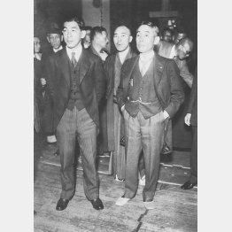 海軍青年将校たちに襲われた犬養毅首相の見舞客の対応をする三男の犬養健氏（左）と女婿の芳沢謙吉外相＝1932（昭和7）年5月15日、首相官邸（日本電報通信社撮影）