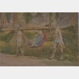 鉢巻に褌姿の駕籠かき（Ｃ）長崎大学附属図書館所蔵／共同通信イメージズ