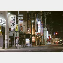 飲食店でのクラスター発生し、閑散とする青森県弘前市内の歓楽街（Ｃ）共同通信社