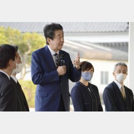 支援者の前で演説する安倍前首相。右隣は昭恵夫人＝１日、山口県長門市（Ｃ）共同通信社