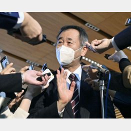 これからどうなる？（報道陣に囲まれ会見する日本学術会議の梶田会長）／（Ｃ）共同通信社