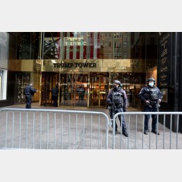 警備強化のトランプ・タワー前（ニューヨーク）／（Ｃ）ロイター