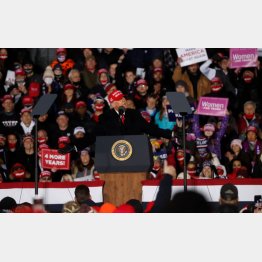 深夜の集会で最後に呼びかけるトランプ米大統領（2日、ミシガン州グランドラピッズ）／（Ｃ）ロイター