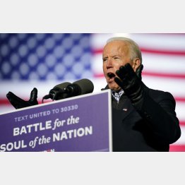 勝者はどちらにー（民主党のバイデン前副大統領）（Ｃ）ロイター