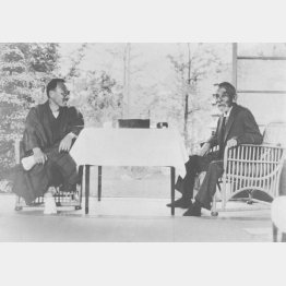 政友会臨時顧問会の決議で、静養中の犬養毅氏（右）を訪れ、総裁就任を懇請する森恪幹事長（当時＝1929年10月8日、神奈川県湯河原町の天野屋別館＝日本電報通信社撮影）