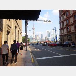 上海の街を歩く若者たち（Ｃ）日刊ゲンダイ