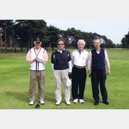 大学の仲間とゴルフ（左2が本人）／（提供写真）