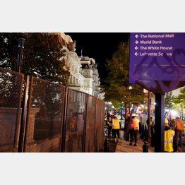 暴動に備え頑丈なフェンスで囲むホワイトハウスや行政府ビル（Ｃ）ロイター