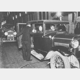 5・15事件。流しのタクシーを検問する警察官（1932１年5月15日＝日本電報通信社撮影）