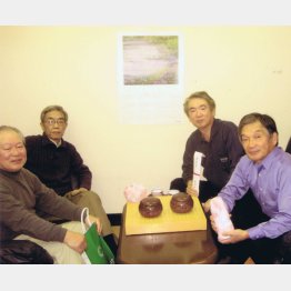 囲碁仲間と（右端が梶山桂さん）／（提供写真）