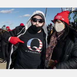 QアノンのTシャツを着たトランプ支持者（C）Michael Brochstein／ZUMA Wire／共同通信イメージズ