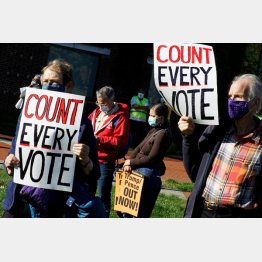 全投票の集計を求める抗議をする米国民（Ｃ）ロイター