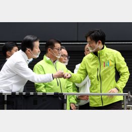 大阪市民のことなど考えていない（応援演説でグータッチの公明党・山口代表と吉村大阪府知事、央は松井同市長）／（Ｃ）日刊ゲンダイ