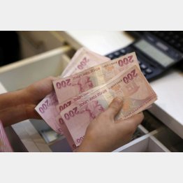 下落が続くトルコ・リラ（Ｃ）ロイター