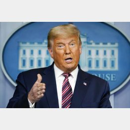 ホワイトハウスで記者会見するトランプ米大統領（Ｃ）AP＝共同