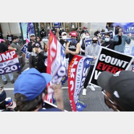 口論するトランプ、バイデン両候補の支持者ら。ミゾは深い…（Ｃ）共同通信社