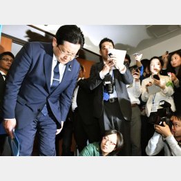 1100万、400万が個人に寄付される（忖度発言で謝罪する塚田一郎国交副大臣＝2019年4月当時）／（Ｃ）日刊ゲンダイ