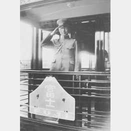 閑院宮参謀長官の使いとして恩賜の果物を携え、上海爆弾事件負傷者の見舞いに向かう陸軍参謀本部第2部長の永田鉄山少将＝1932年5月3日、東京駅（日本電報通信社撮影）