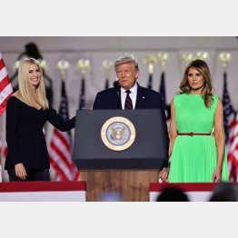「鈴をつける」のはどっち？（左から、娘のイバンカ補佐官、トランプ米大統領、メラニア夫人）／（Ｃ）ロイター