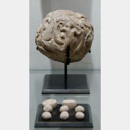 写真① ブッラ（上）とトークン（Ｃ）Marie-Lan Nguyen／Wikimedia Commons／CC-BY 2.5