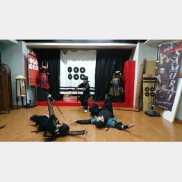 殺陣の体験の様子（Ｃ）日刊ゲンダイ