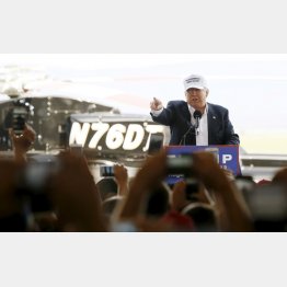 2016年米大統領選では、トランプ米大統領は自身のヘリコプターで乗り付けて演説していた（Ｃ）ロイター