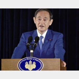 10月21日、ジャカルタで記者会見をする菅首相（Ｃ）共同通信社
