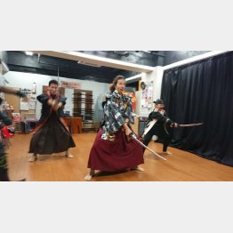 殺陣の体験の様子（Ｃ）日刊ゲンダイ