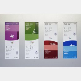 払い戻しスタート（東京五輪＜左の２枚＞とパラリンピックの競技観戦チケットのデザイン）（Ｃ）共同通信社