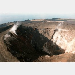 三原山の噴火口（Ｃ）共同通信社