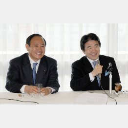 竹中平蔵氏（右）は古くから菅総理の指南役（写真は2009年）／（Ｃ）日刊ゲンダイ