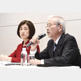 大塚久美子社長（左）と山田昇ヤマダHD会長（2019年12月）／（Ｃ）共同通信社