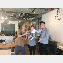 左から角田さん、藤井さん（右端はLACスーパーバイザーの梅田直樹さん）／（提供写真）