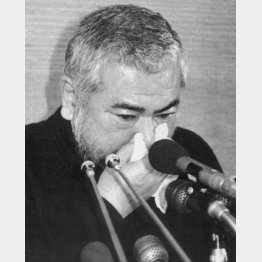俳優兼殺陣師の加藤幸雄さんが亡くなり、記者会見で涙を抑えながら質問に答える勝新太郎さん（Ｃ）共同通信社