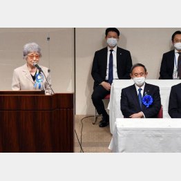 日米首脳電話会談で「最重要課題」とお願いしても…（「全拉致被害者の即時一括帰国を求める国民大集会」での菅首相、左は、横田早紀江さん）／（Ｃ）日刊ゲンダイ