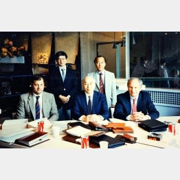 1988年、イタリアで（後列左が井口社長）／（提供写真）