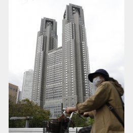 なぜ三角コーン配置？（東京都庁）／（Ｃ）共同通信社