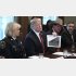「国境管理に関する会議」で、「壁」の写真を手に説明するトランプ米大統領（Ｃ）ＵＰＩ＝共同