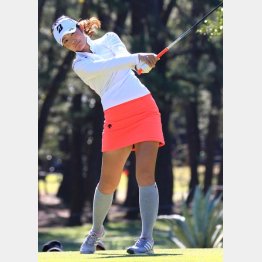  渡邉彩香プロに「クラブは左に振り抜く」を指導（連続写真はこちらから）（Ｃ）日刊ゲンダイ