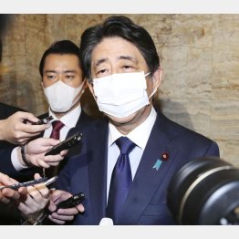 案の定、逃げに終始（24日、記者の質問に答える安倍前首相）／（Ｃ）共同通信社