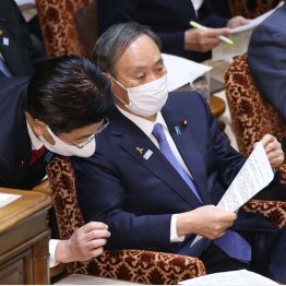 答弁も不安定（菅首相と加藤官房長官＝左）／（Ｃ）日刊ゲンダイ