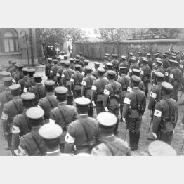 各地から大阪憲兵隊に応援で集まった精鋭300人。集結編成式で難波光造隊長の訓示を聞く（1932年11月6日、大阪市東区大手前之町＝日本電報通信社撮影）