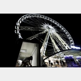 観覧車「ブダペスト・アイ」の下で料理を準備するミシュラン星レストラン「コステス」のシェフ（Ｃ）ロイター