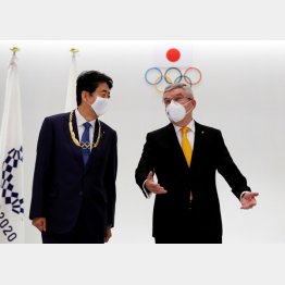 「オリンピック・オーダー」授与式での安倍晋三前首相とトーマスバッハIOC会長（Ｃ）ロイター