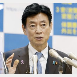 予防線を張った（26日夜、会見をする西村康稔経済再生相）／（Ｃ）共同通信社