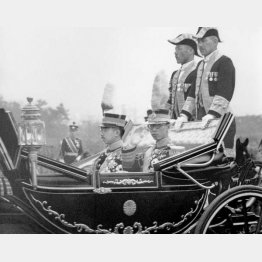 1935年4月9日、特命近衛師団観兵式に臨む昭和天皇（奥）と満州国皇帝・溥儀（代々木練兵場）／（Ｃ）共同通信社