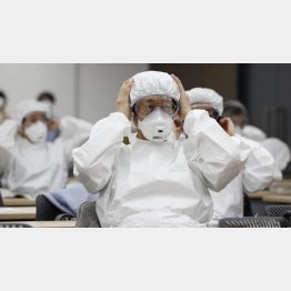 重症者治療は負荷が大、通常患者よりも3倍の医療スタッフが必要とされる（東京都医師会による医師向けの訓練）／（Ｃ）共同通信社