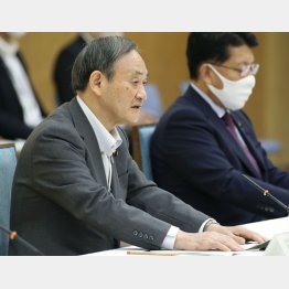 そもそも菅首相はマトモな国家戦略を描けない（デジタル改革関係閣僚会議での菅首相、右は平井デジタル改革相）／（Ｃ）共同通信社
